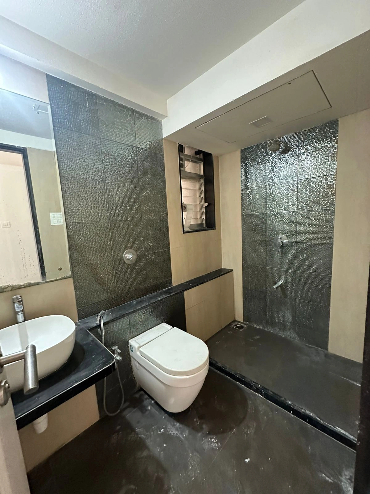 2 BHK Flat for Rent in Aspen Garden, Malad East